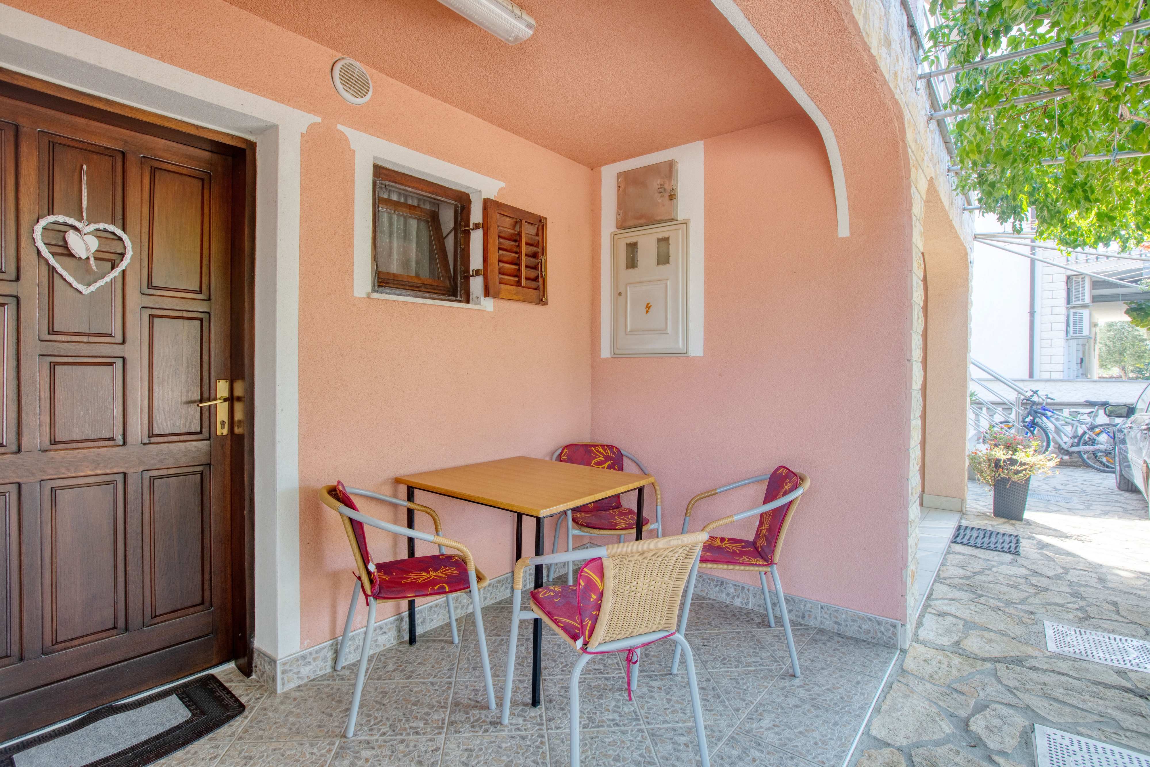 Two bedroom apartment with terrace Jezera, Murter  A-b
