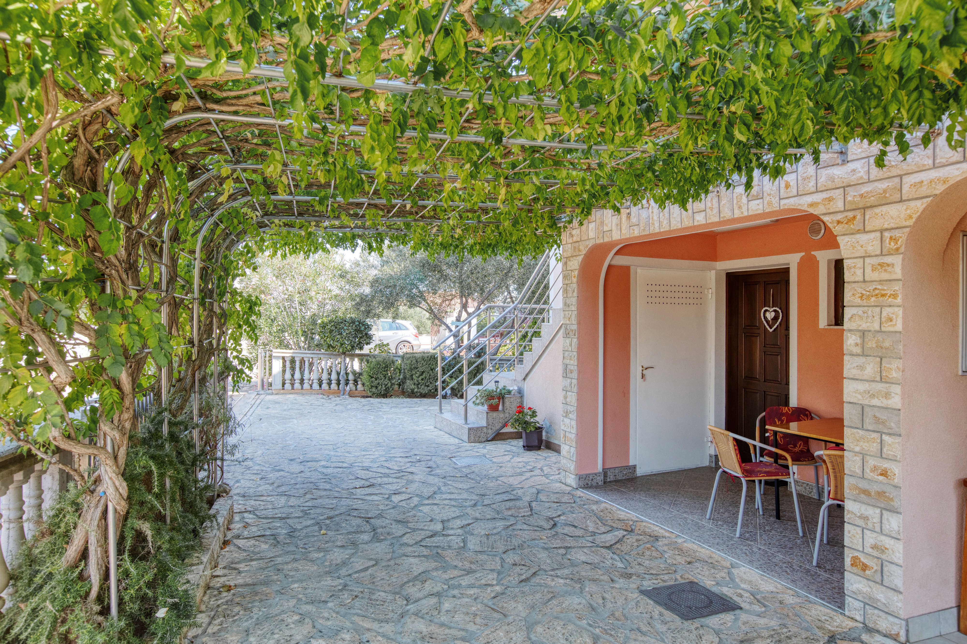 Two bedroom apartment with terrace Jezera, Murter  A-b