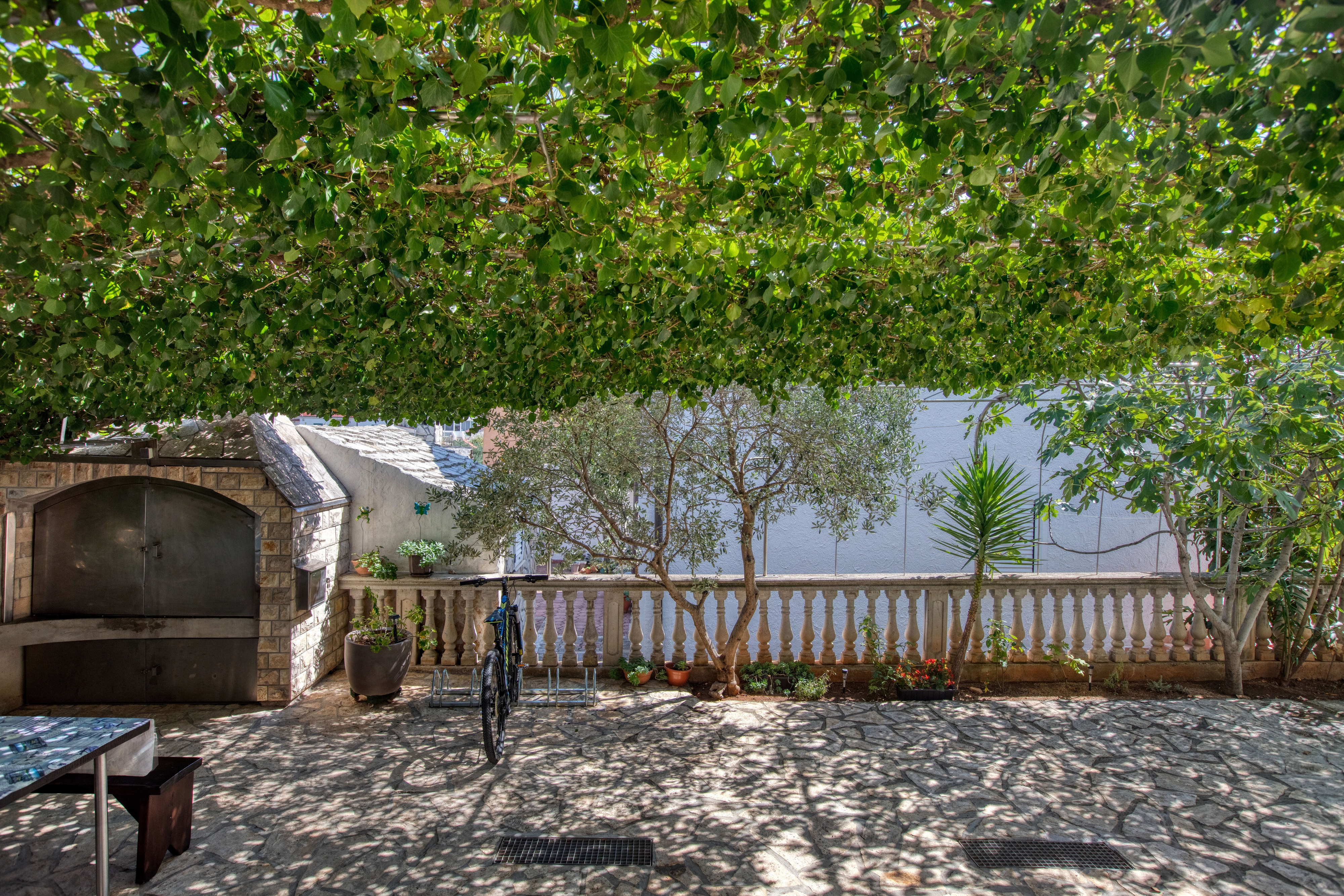 Two bedroom apartment with terrace Jezera, Murter  A-b
