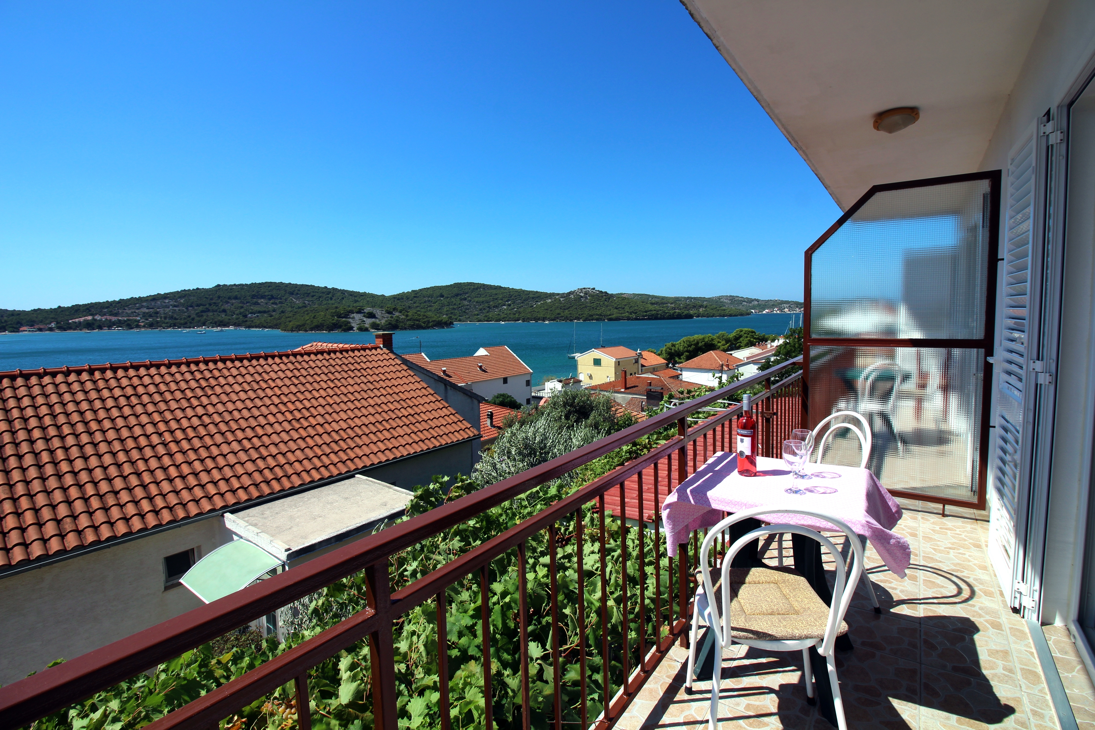 Two bedroom apartment with terrace and sea view Tisno, Murter  A-a