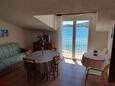 Tisno, Comedor in the apartment, air condition available y WiFi.