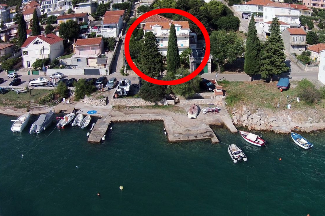 One bedroom apartment near beach Tisno, Murter  A-a