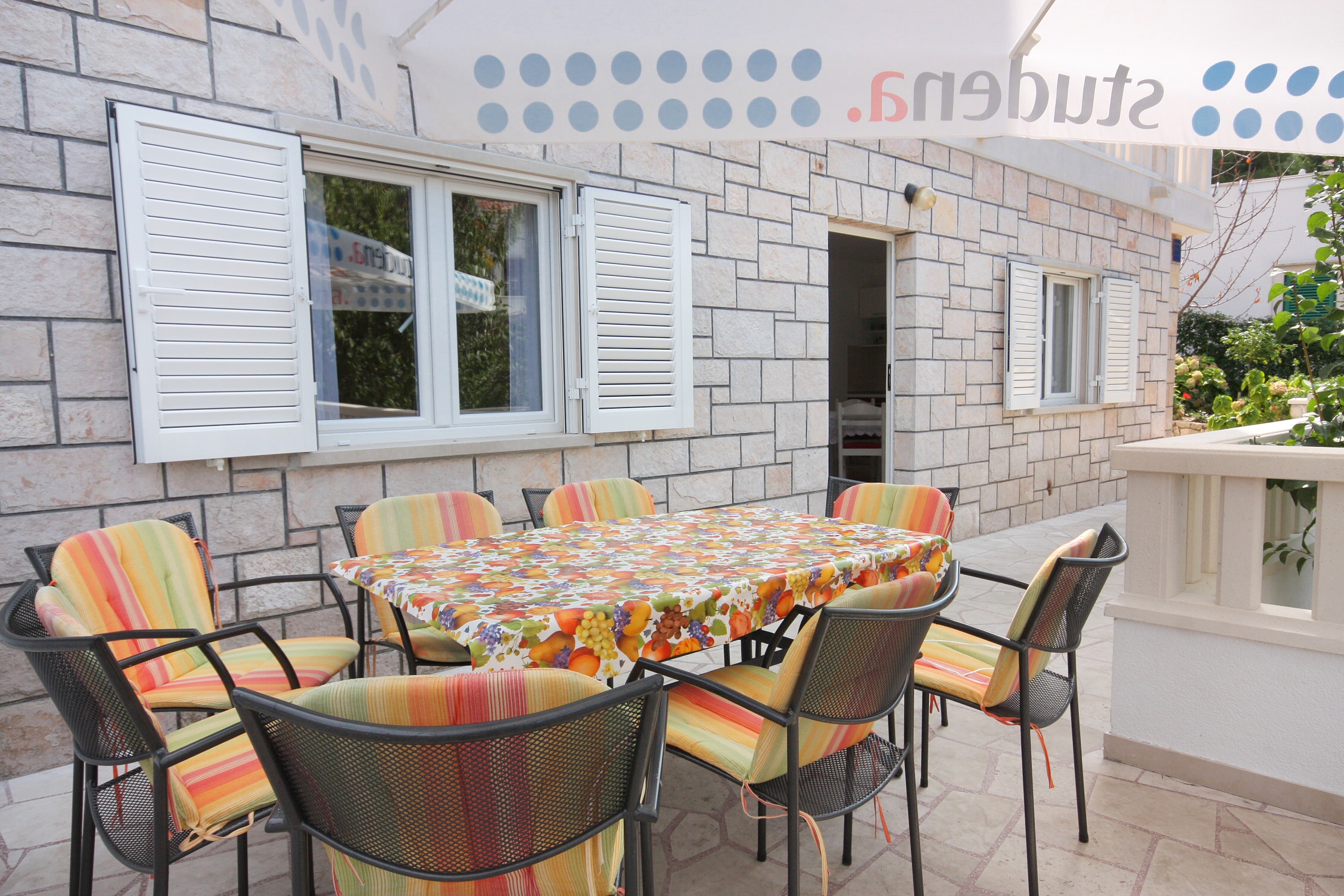 Three bedroom apartment near beach Postira, Brač  A-a