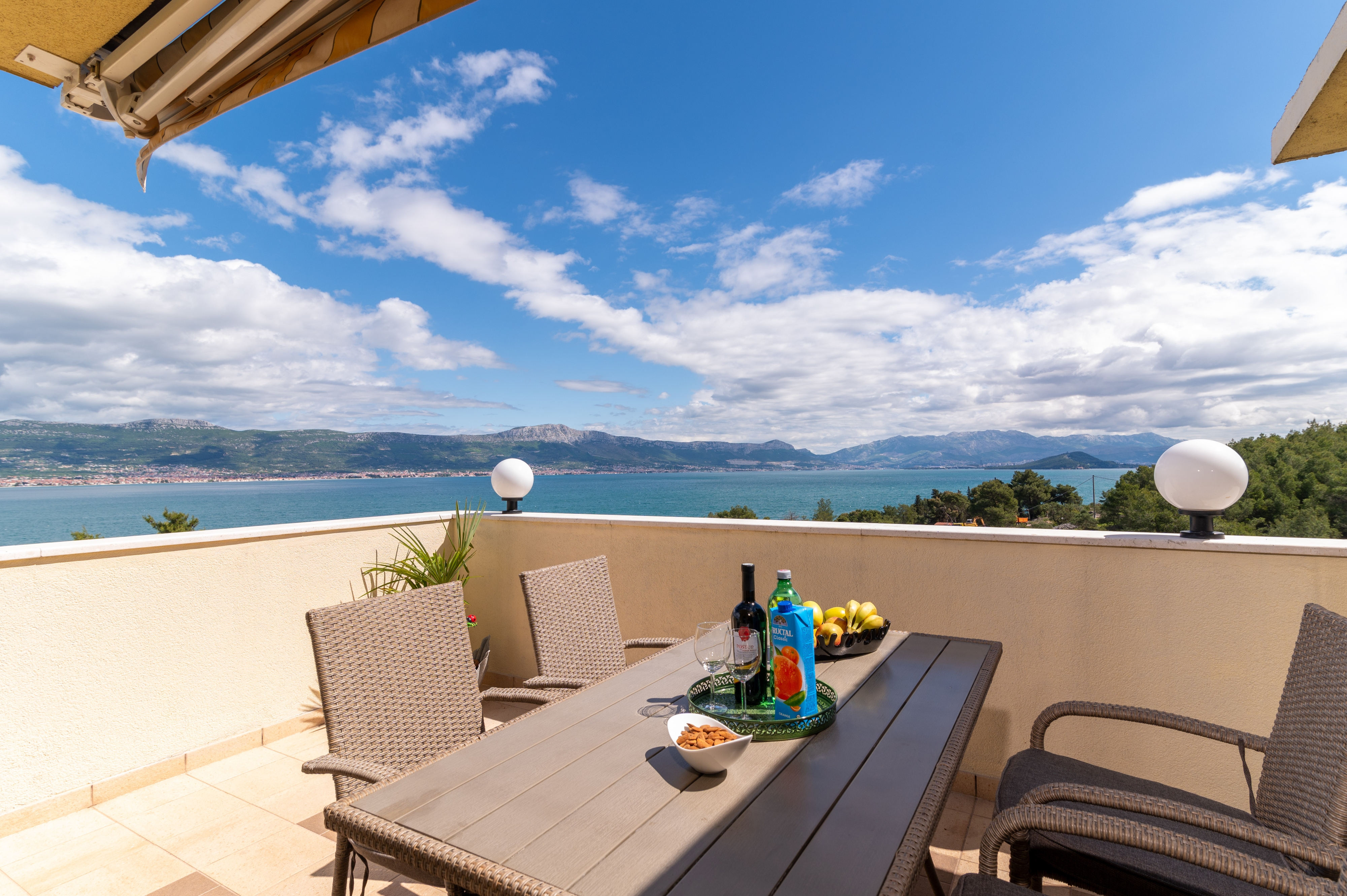 Two bedroom apartment with terrace and sea view Slatine, Čiovo  A-c