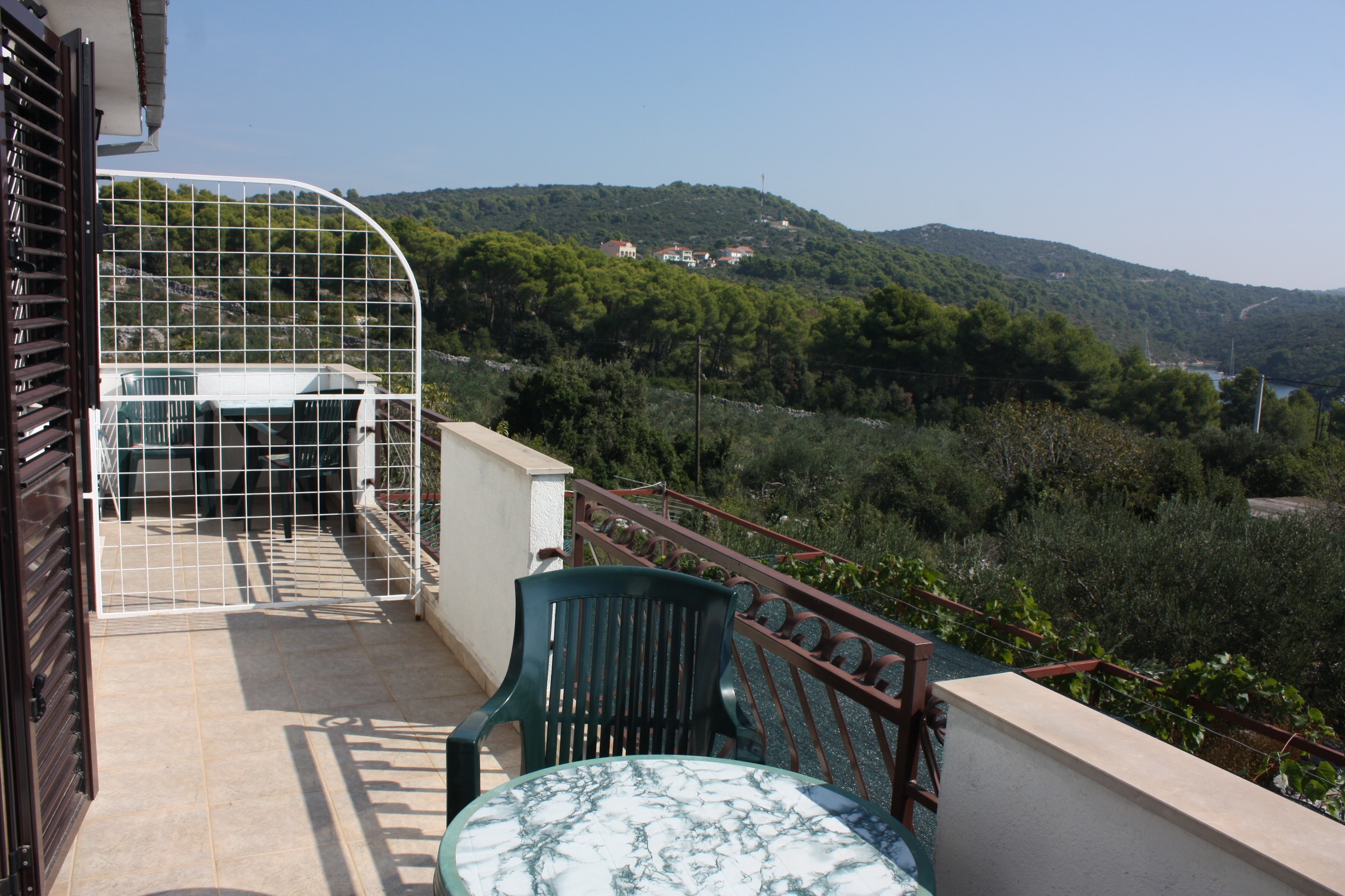 Two bedroom apartment with balcony and sea view Maslinica, Šolta  A-a