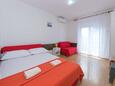 Gradac, Bedroom in the apartment, air condition available and WiFi.