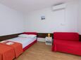 Gradac, Bedroom in the apartment, air condition available and WiFi.