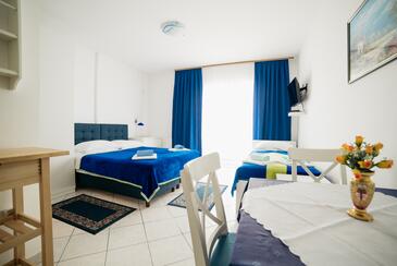 Selce, Jídelna v ubytování typu studio-apartment, WiFi.