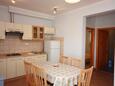 Okrug Gornji, Comedor in the apartment, air condition available y WiFi.