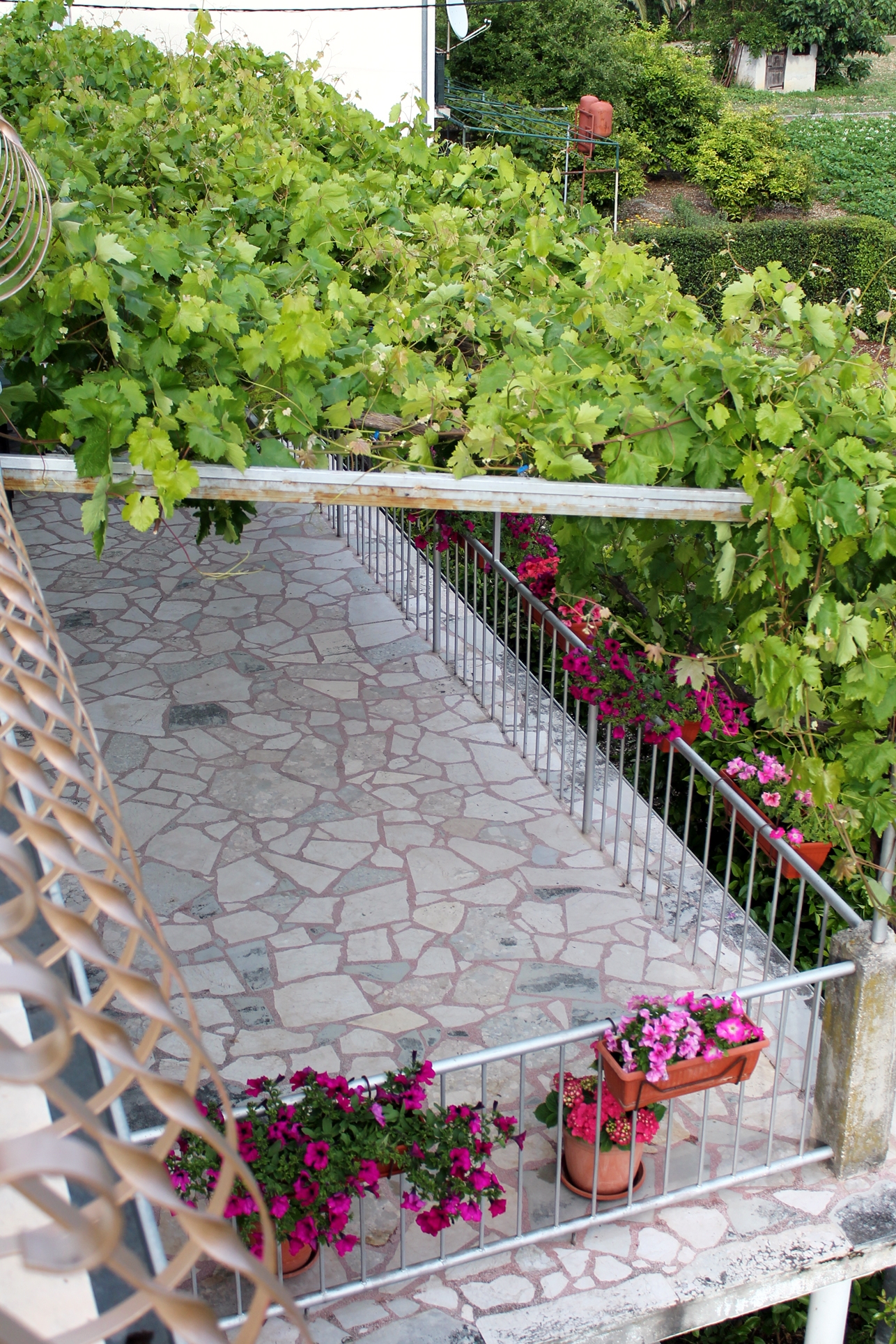 Comfortable and spacious apartment with terrace Kaštel Štafilić, Kaštela  A-a