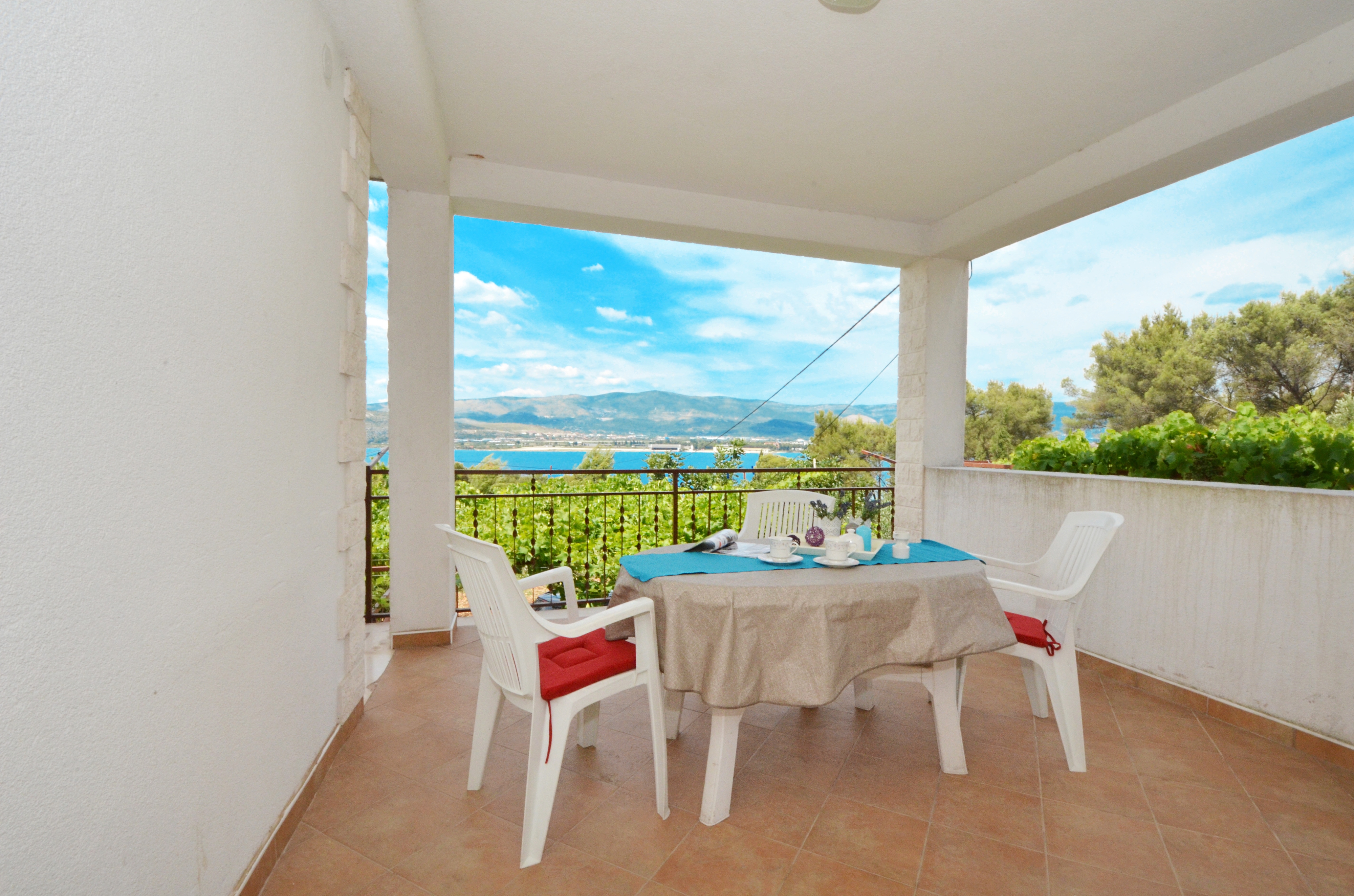 One bedroom apartment with terrace and sea view Arbanija, Čiovo  A-c