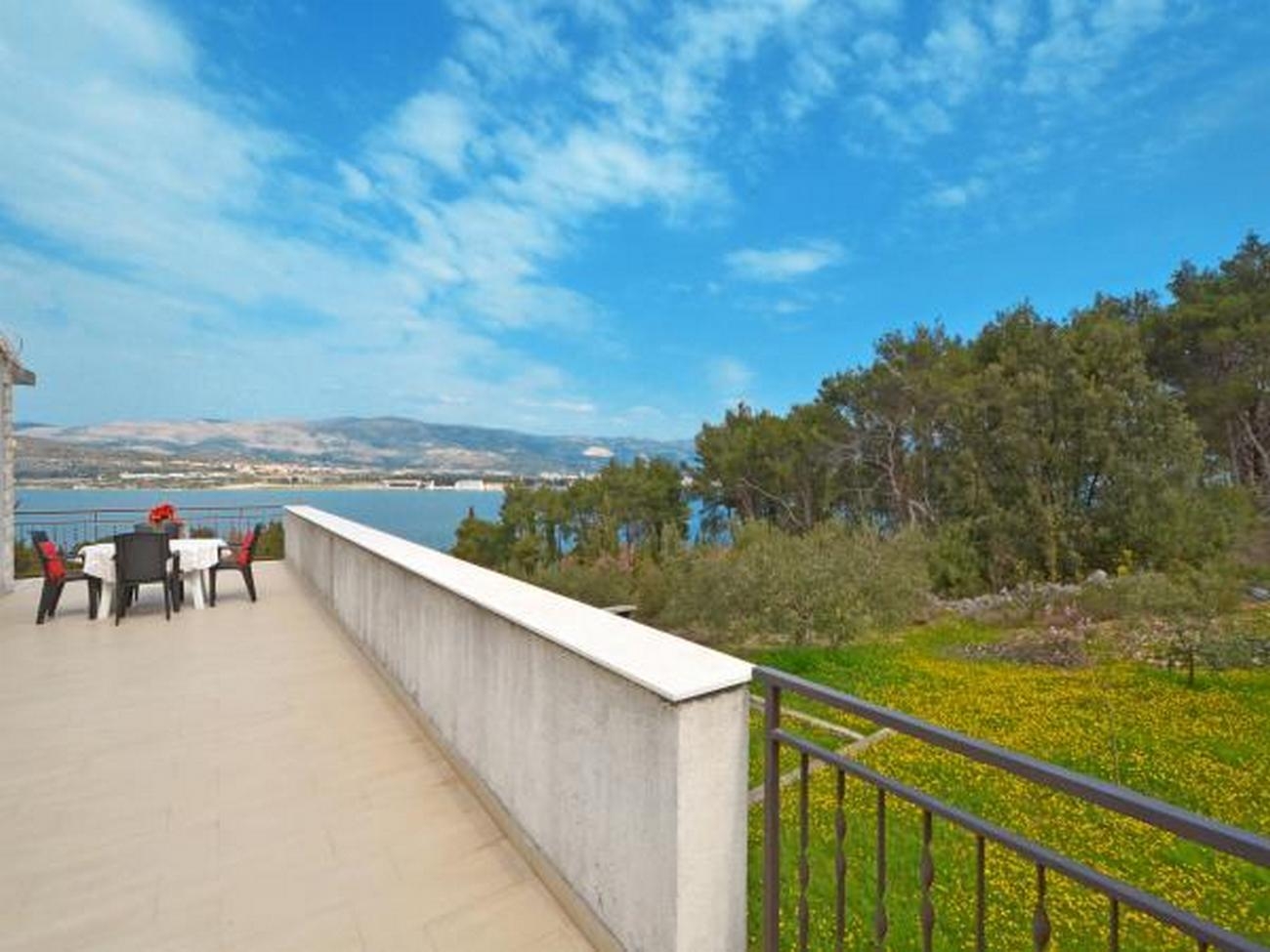 Three bedroom apartment with terrace and sea view Arbanija, Čiovo  A-f
