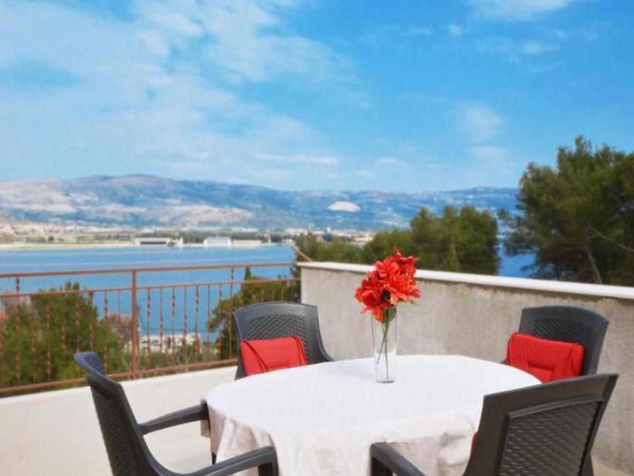 Three bedroom apartment with terrace and sea view Arbanija, Čiovo  A-f