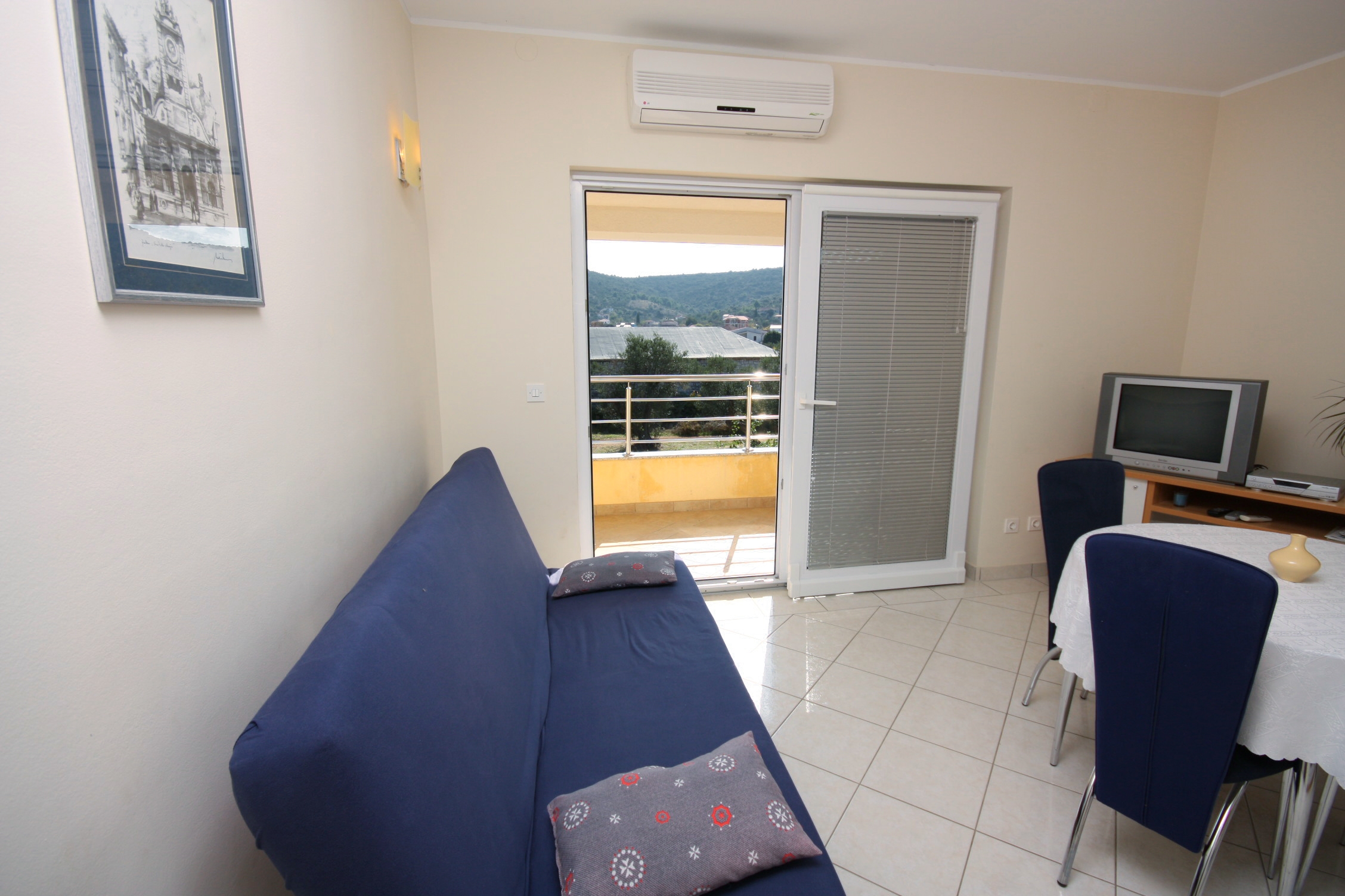 One bedroom apartment with terrace and sea view Vinišće, Trogir (A-5229-a)