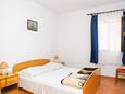 Ložnice 1 Mandre, Ložnice 1 v ubytování typu apartment, domácí mazlíčci povoleni a WiFi.