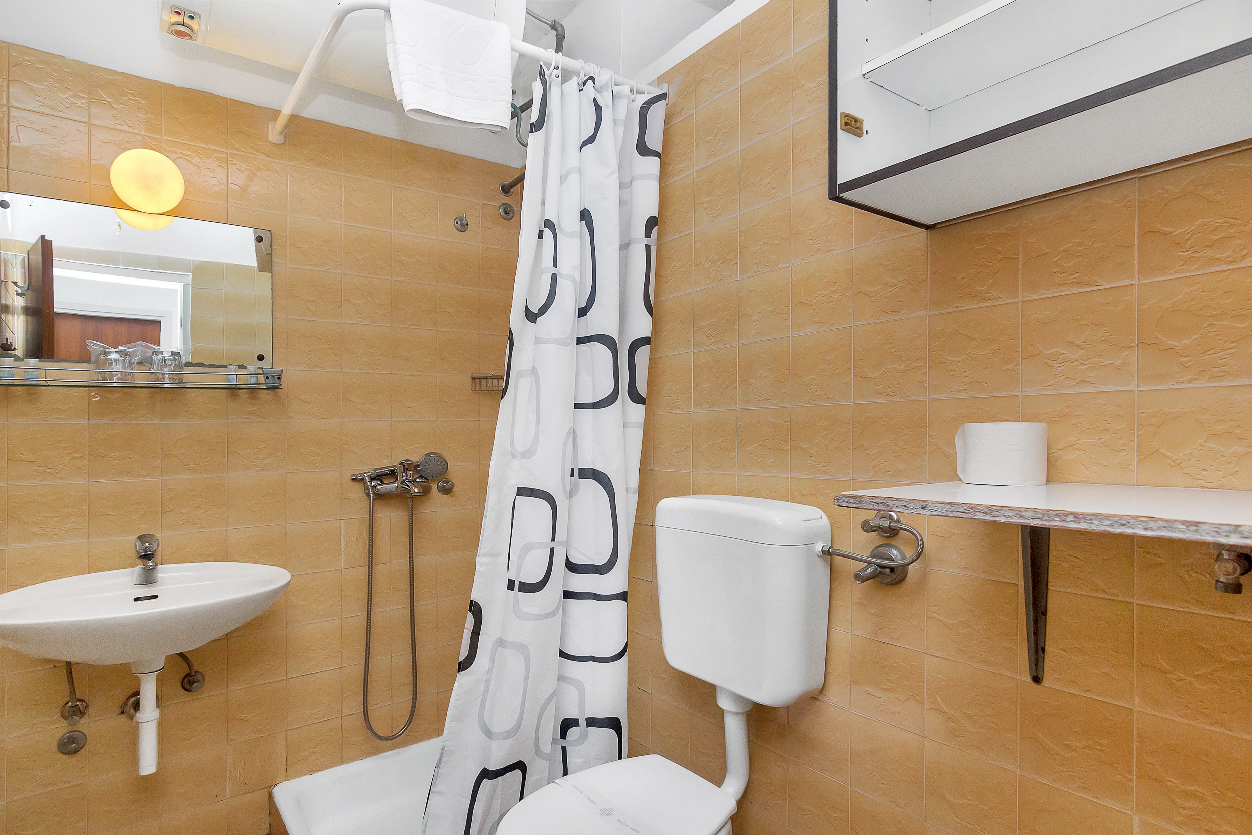 Three bedroom apartment near beach Cove Pokrivenik, Hvar  A-a