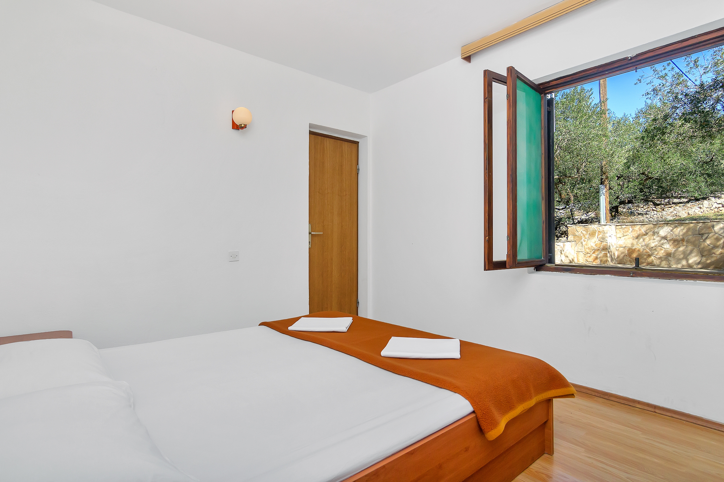 Three bedroom apartment near beach Cove Pokrivenik, Hvar  A-a