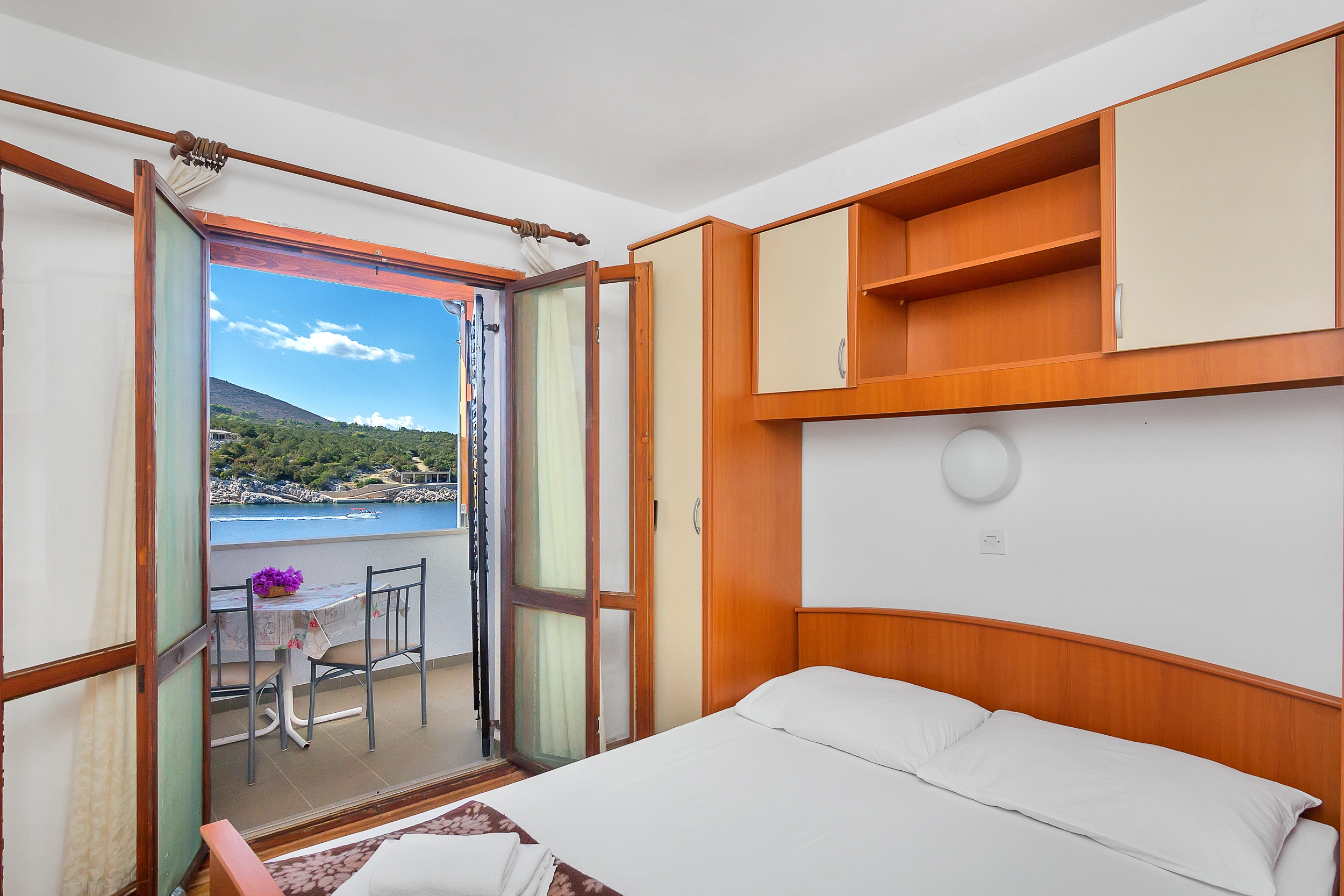 One bedroom apartment near beach Cove Pokrivenik, Hvar (A-5231-b)