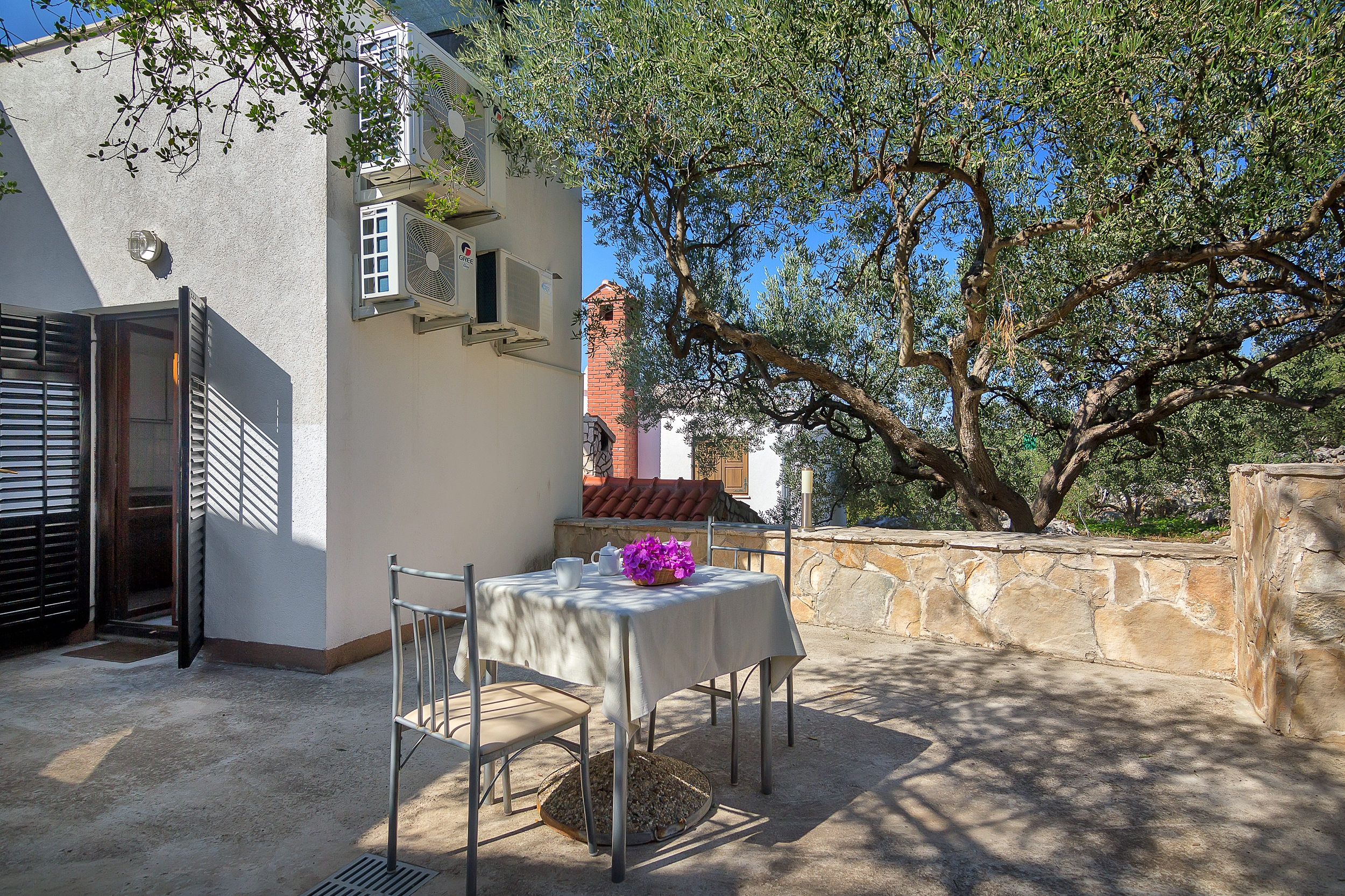 One bedroom apartment near beach Cove Pokrivenik, Hvar  A-b