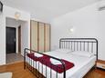 Pokrivenik, Bedroom in the studio-apartment, air condition available, (pet friendly) and WiFi.