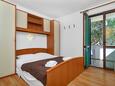 Ložnice Pokrivenik, Ložnice v ubytování typu studio-apartment, s klimatizací, domácí mazlíčci povoleni a WiFi.