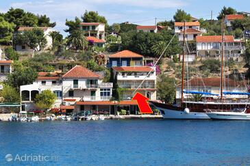 Stomorska, Šolta, Propiedad 5239 - Apartamentos near sea with pebble beach.