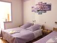 Bedroom Omiš, Bedroom in the studio-apartment, air condition available and WiFi.