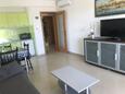 Duće, Living room in the apartment, air condition available, (pet friendly) and WiFi.