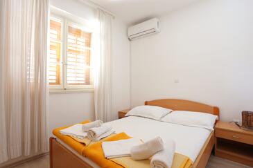 Tučepi, Dormitorio in the room, air condition available, (pet friendly) y WiFi.