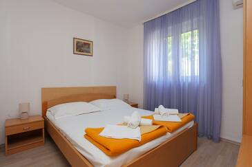 Tučepi, Dormitorio in the room, air condition available, (pet friendly) y WiFi.