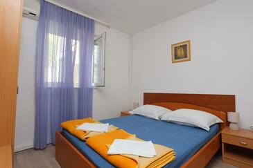 Tučepi, Dormitorio in the room, air condition available, (pet friendly) y WiFi.