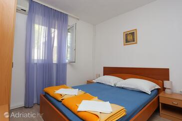 Tučepi, Dormitorio in the room, air condition available, (pet friendly) y WiFi.