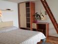 Igrane, Bedroom in the studio-apartment, air condition available and WiFi.