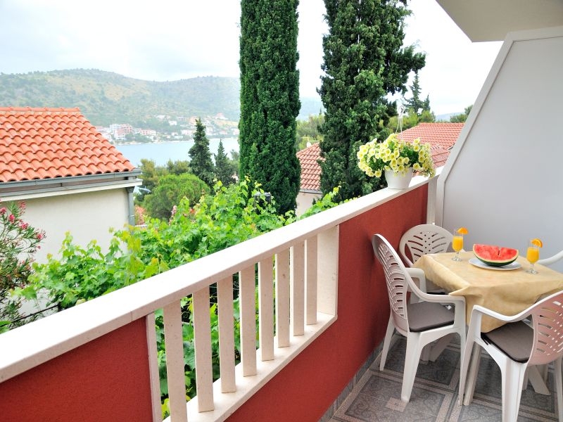 Two bedroom apartment with balcony and sea view Rogoznica (A-5269-b)