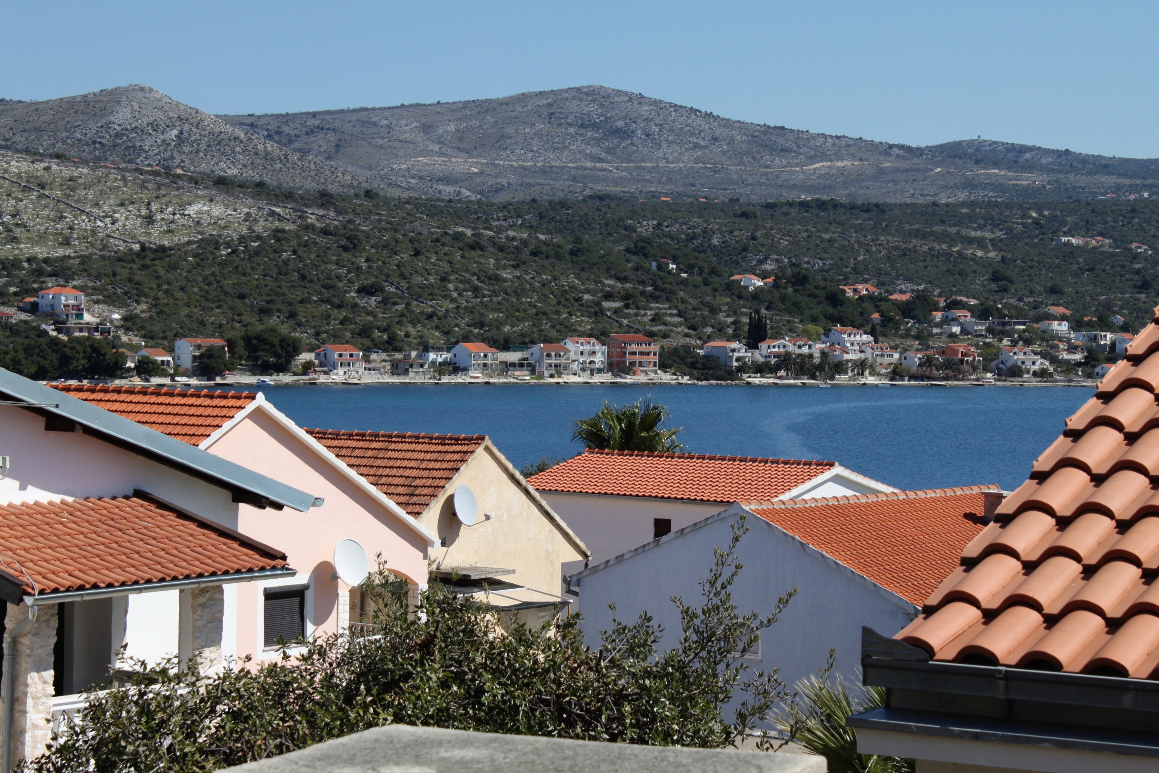 Two bedroom apartment with balcony and sea view Rogoznica  A-b