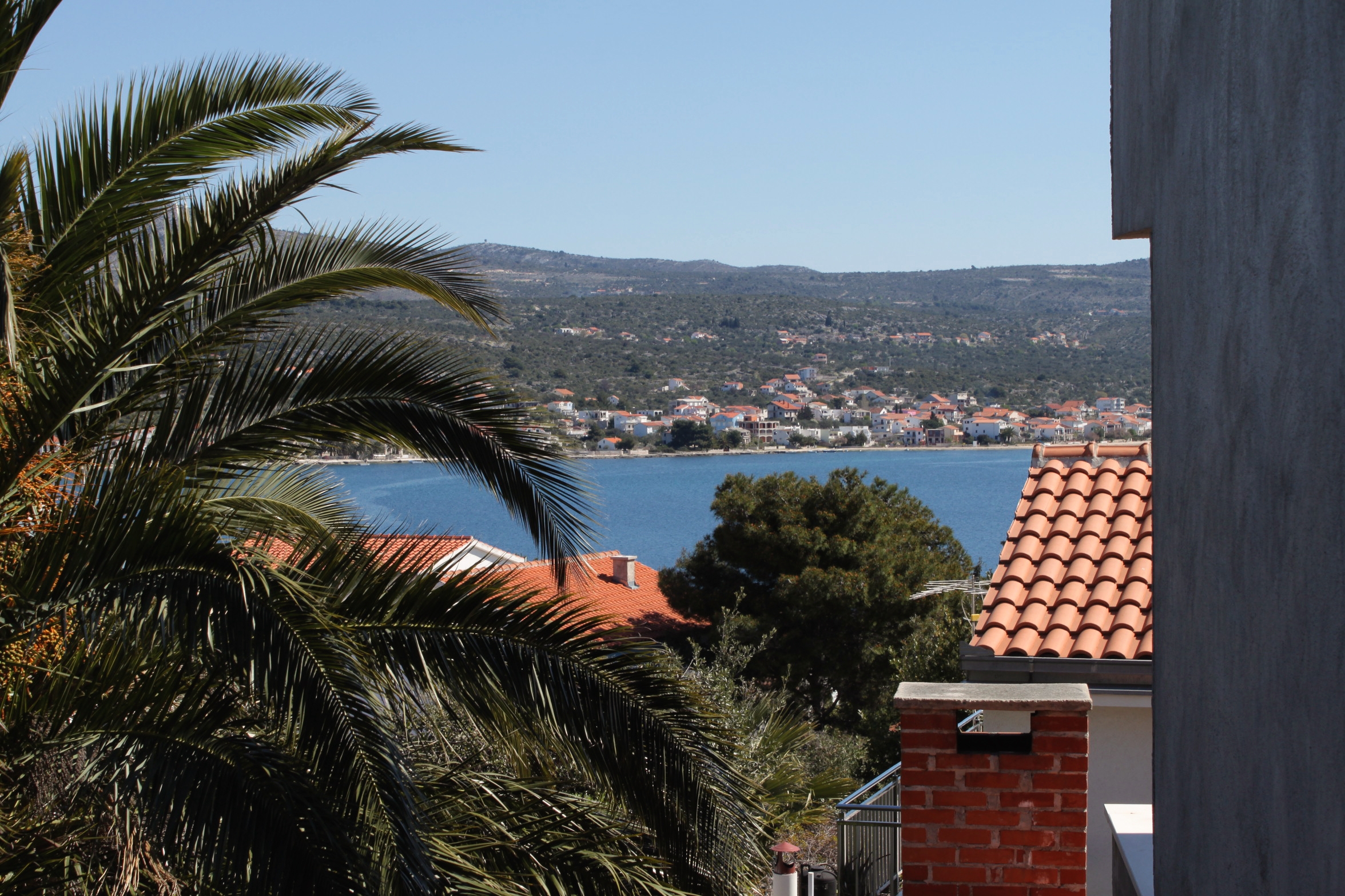 Two bedroom apartment with balcony and sea view Rogoznica  A-b