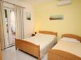 Bedroom Duće, Bedroom in the apartment, air condition available and WiFi.