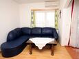 Jadranovo, Sala de estar in the apartment, air condition available y WiFi.