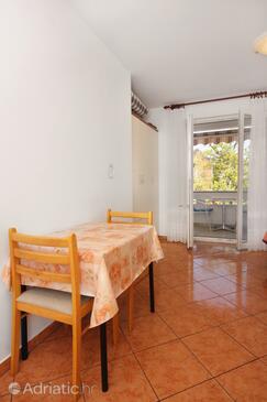 Dining room Malinska, Dining room in the studio-apartment, dopusteni kucni ljubimci.