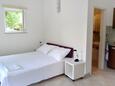 Ložnice Vantačići, Ložnice v ubytování typu studio-apartment, s klimatizací, domácí mazlíčci povoleni a WiFi.