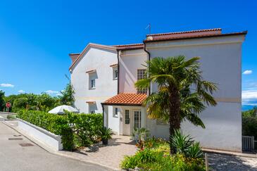 Njivice, Krk, Szálláshely 5296 - Apartmanok a tenger közelében kavicsos stranddal.