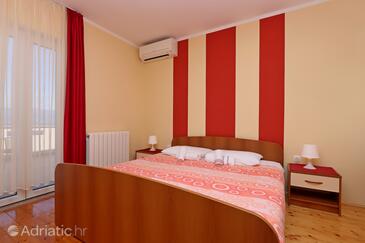 Vrbnik, Bedroom in the room, air condition available and WiFi.