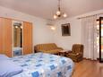 Ložnice Vrbnik, Ložnice v ubytování typu apartment, s klimatizací, domácí mazlíčci povoleni a WiFi.