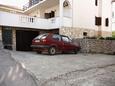 Vrbnik, Krk, Parkeerplaats 5301 - Appartementen en kamers with pebble beach.