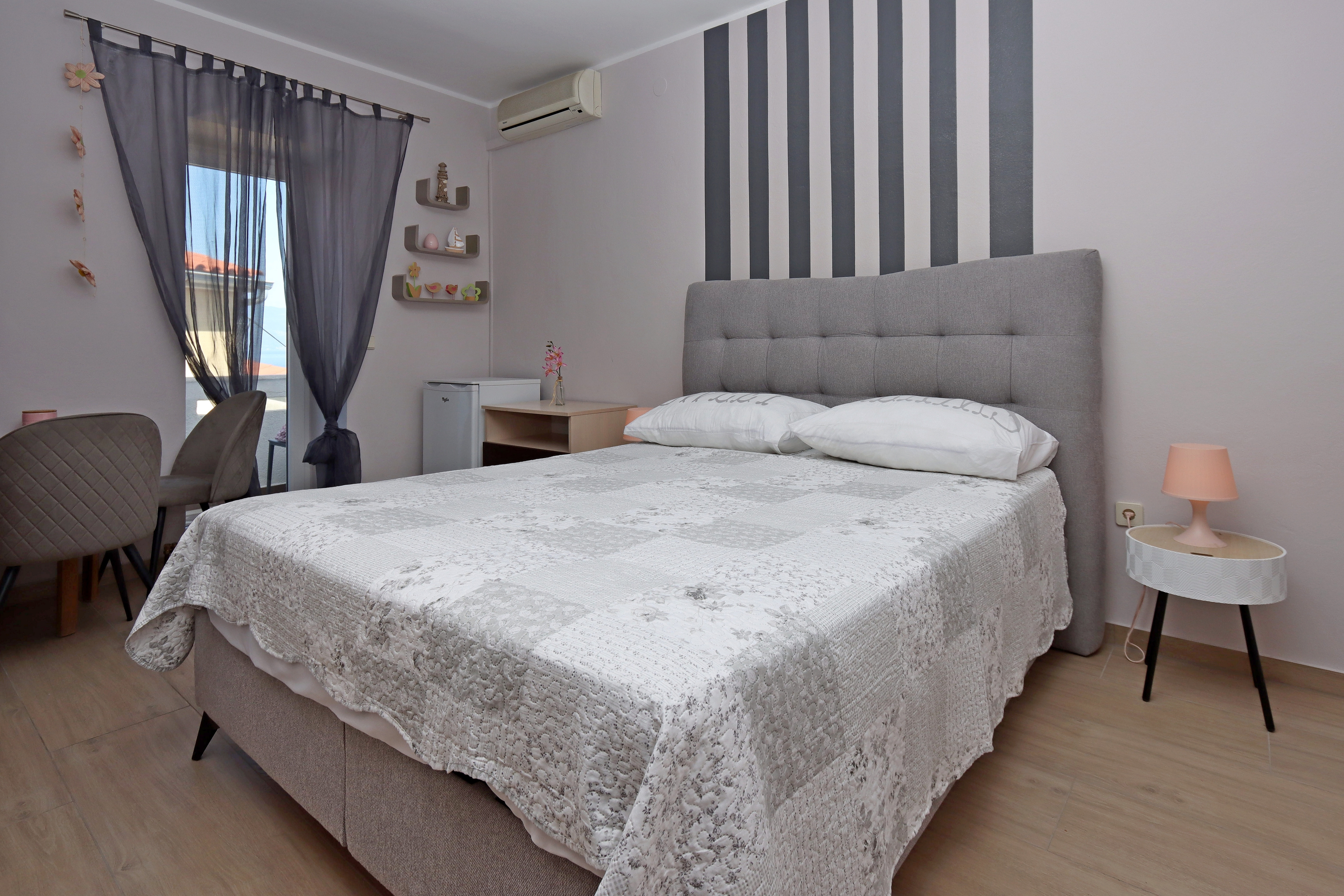 Room with balcony and sea view Vrbnik, Krk (S-5302-a)