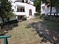 Njivice, Krk, Aparcamiento 5312 - Apartamentos with pebble beach.