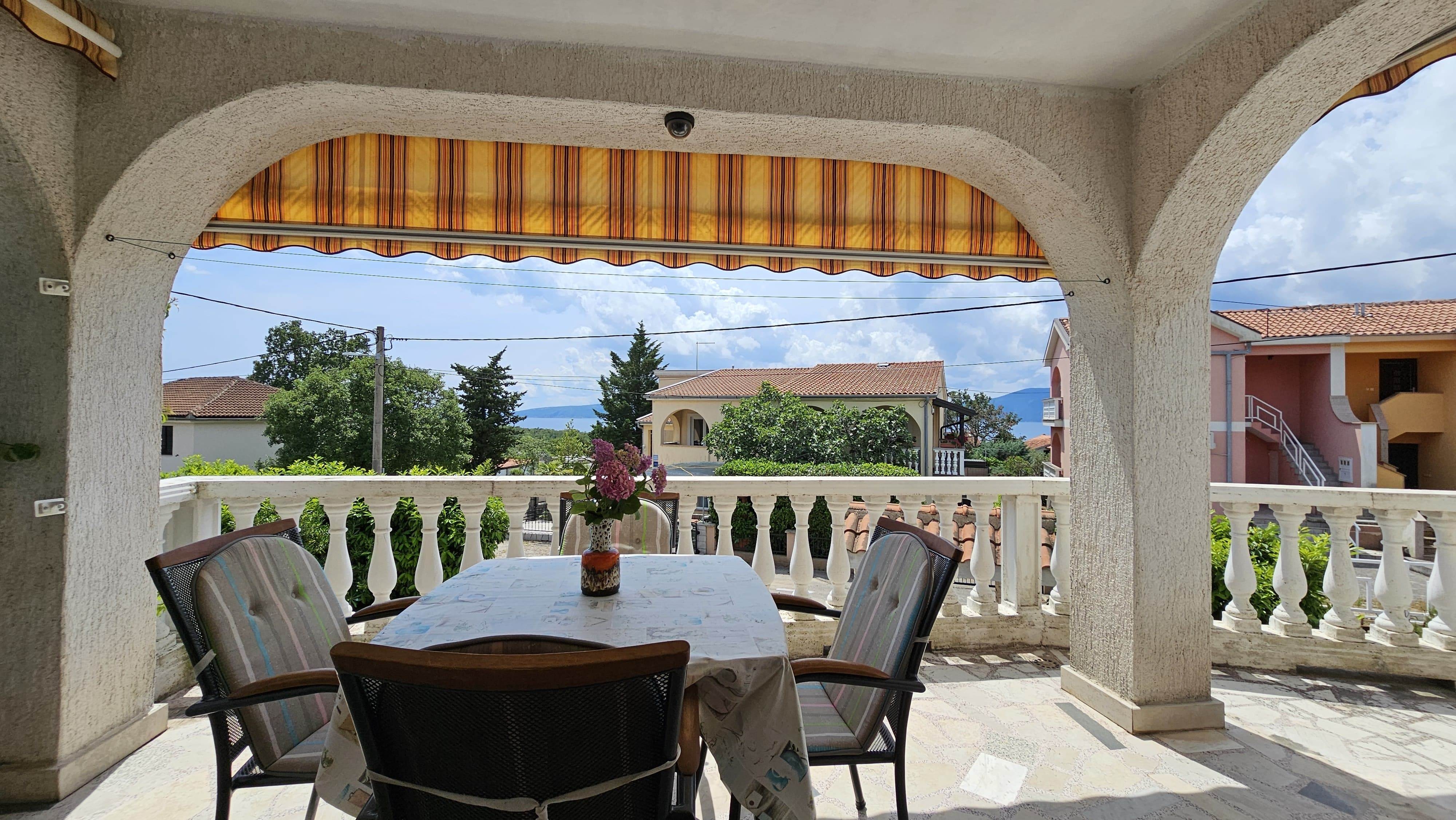 Jednosobni apartman s terasom i pogledom na more Pinezići, Krk  A-a