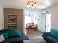 Njivice, Living room in the apartment, air condition available, (pet friendly) and WiFi.