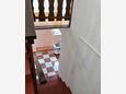 Njivice, Hallway in the apartment, air condition available, (pet friendly) and WiFi.