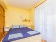 Njivice, Bedroom in the studio-apartment, (pet friendly) and WiFi.